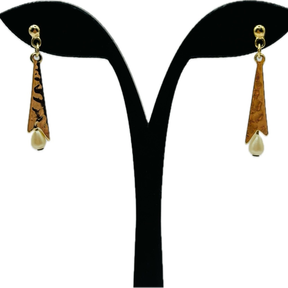 Pretty Gold-tone and Bead Earrings - Picture 2 of 4